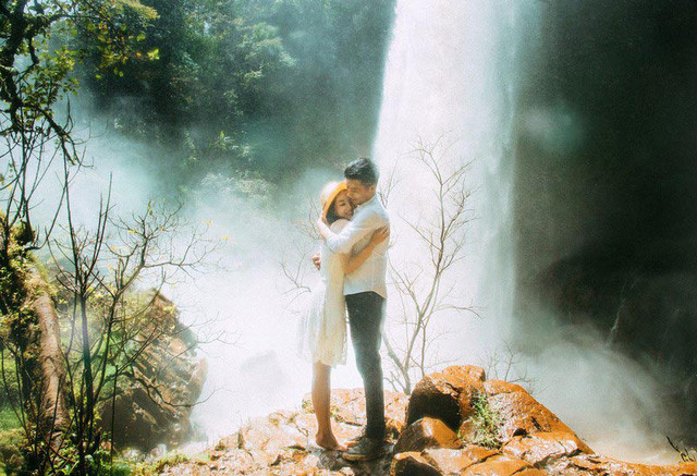 Khi Lê Ngân lên đại học, cô chọn một ngôi trường ở TP Hồ Chí Minh, còn Minh Cường ở lại Đắk Nông, họ xa mặt nhưng không hề cách lòng. Khi Lê Ngân lên đại học, cô chọn một ngôi trường ở TP Hồ Chí Minh, còn Minh Cường ở lại Đắk Nông, họ xa mặt nhưng không hề cách lòng.