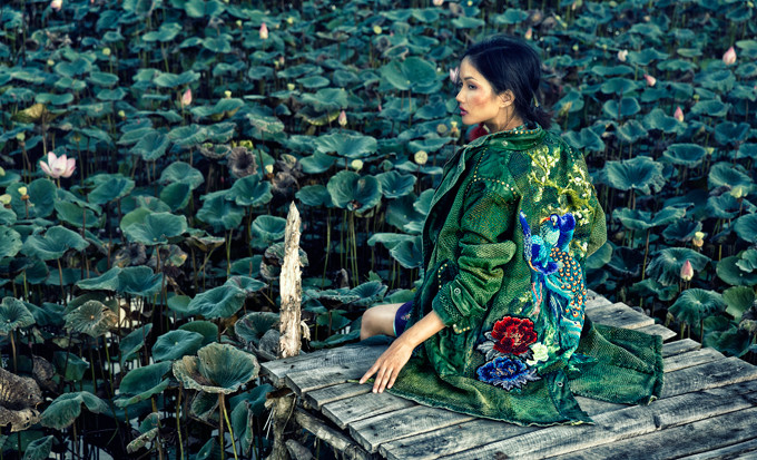 Kỹ thuật thêu 3D nổi cũng được ứng dụng trong mẫu áo khoác hoạ tiết chim phượng hoàng. Kỹ thuật thêu 3D nổi cũng được ứng dụng trong mẫu áo khoác hoạ tiết chim phượng hoàng.