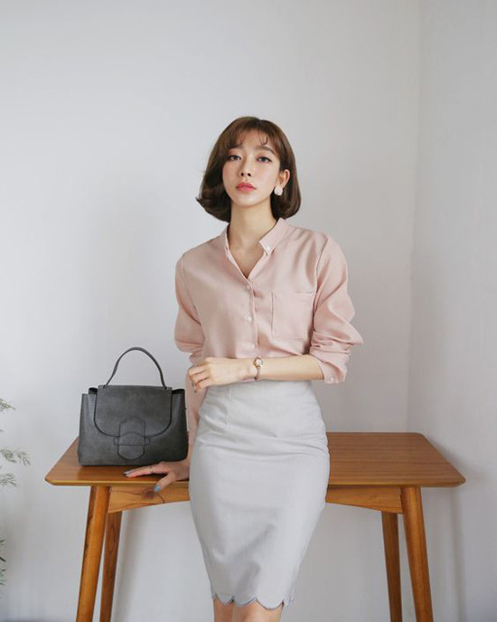 Sơ mi hồng nude, chân váy bút chì tông màu trung tính mang lại sự chỉn chu cho bạn gái trong các buổi họp đầu tuần. Sơ mi hồng nude, chân váy bút chì tông màu trung tính mang lại sự chỉn chu cho bạn gái trong các buổi họp đầu tuần.