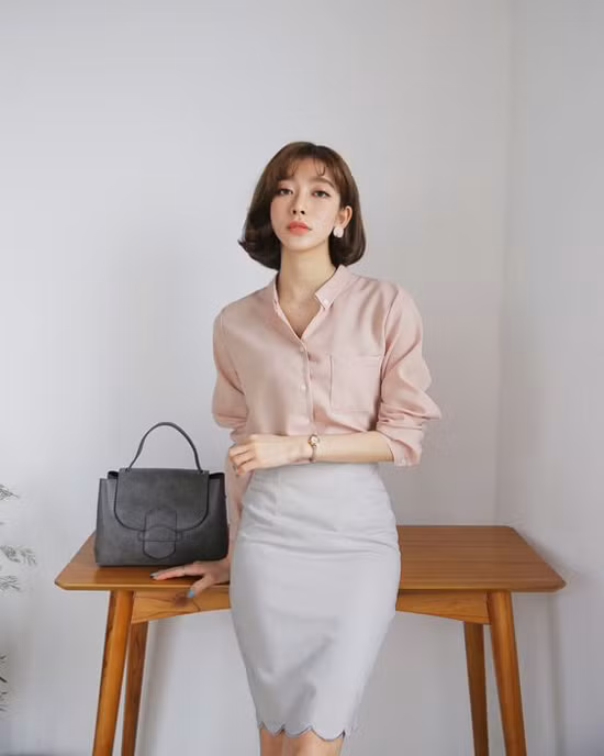  Sơ mi hồng nude, chân váy bút chì tông màu trung tính mang lại sự chỉn chu cho bạn gái trong các buổi họp đầu tuần.