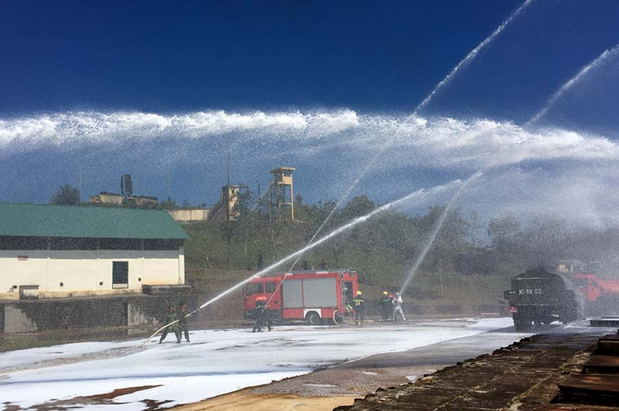 Toàn cảnh vụ chữa cháy. Ảnh: Duy Hiền