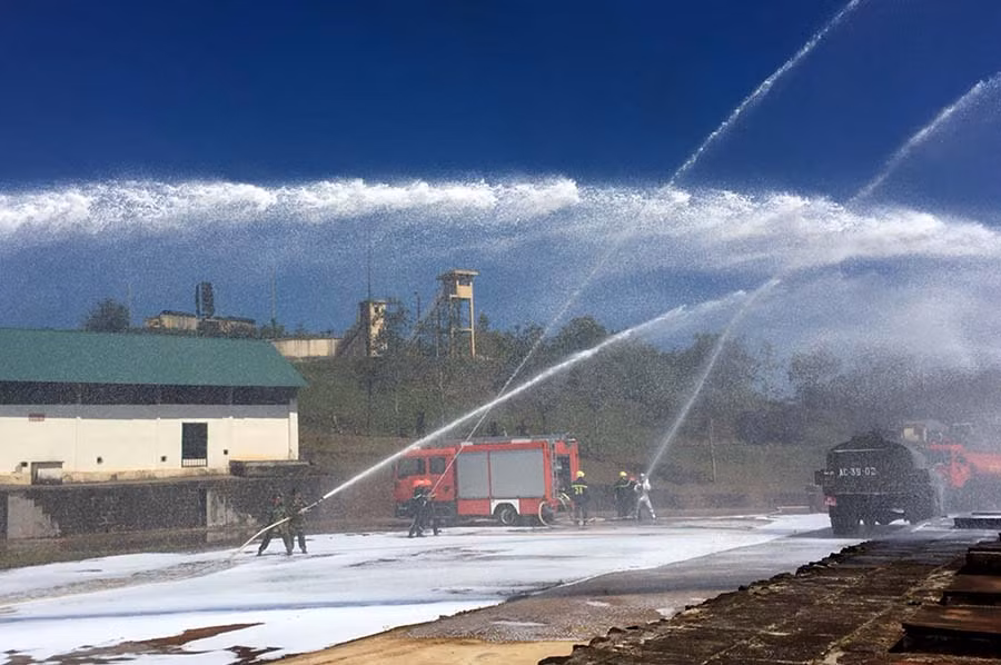 Toàn cảnh vụ chữa cháy. Ảnh: Duy Hiền