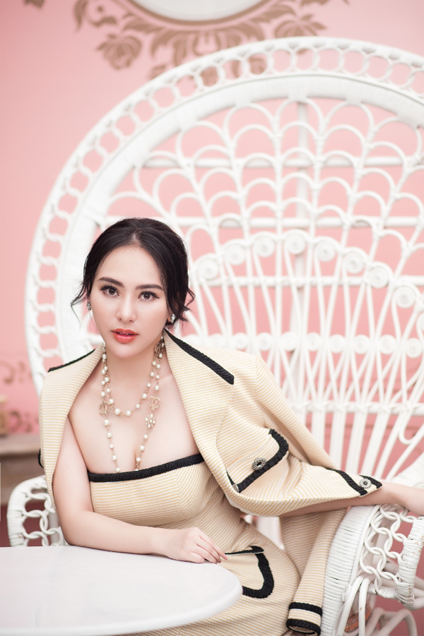 Nữ doanh nhân trẻ chuộng những trang phục khoe vóc dáng. Cô cũng đánh giá cao những món phụ kiện đi kèm set đồ như trang sức, túi xách bởi chúng là vật bất ly thân, thể hiện gu thời trang cũng như tính cách của người phụ nữ. Nữ doanh nhân trẻ chuộng những trang phục khoe vóc dáng. Cô cũng đánh giá cao những món phụ kiện đi kèm set đồ như trang sức, túi xách bởi chúng là vật bất ly thân, thể hiện gu thời trang cũng như tính cách của người phụ nữ.