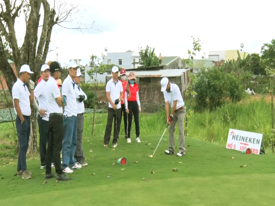 Các golf thủ tham dự giải đang thi đấu. Ảnh: Q.T