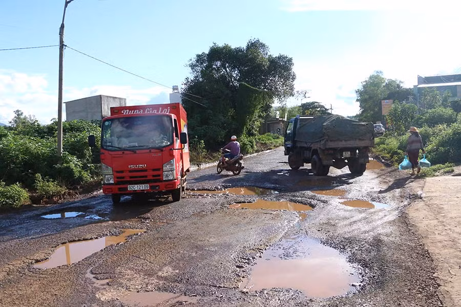  Nguy cơ tai nạn giao thông luôn thường trực đối với người đi đường. Ảnh: Q.T