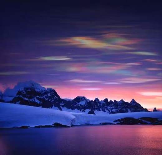 Vẻ đẹp mê hoặc của những đám mây ngũ sắc ở Nam Cực. 