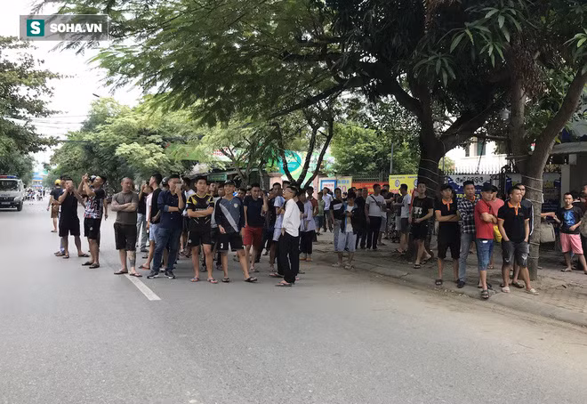 Rất đông người dân hiếu kỳ theo dõi sự việc.