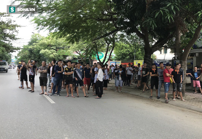 Rất đông người dân hiếu kỳ theo dõi sự việc.