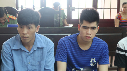 Hai bị cáo Hiền (phải) và Tuấn tại tòa