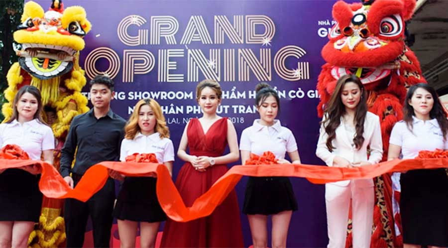 Á Hậu – Doanh nhân Huyền Cò cùng với Ban giám đốc và Nhà phân phối Gia Lai chuẩn bị thực hiện nghi thức cắt băng khánh thành trang trọng.