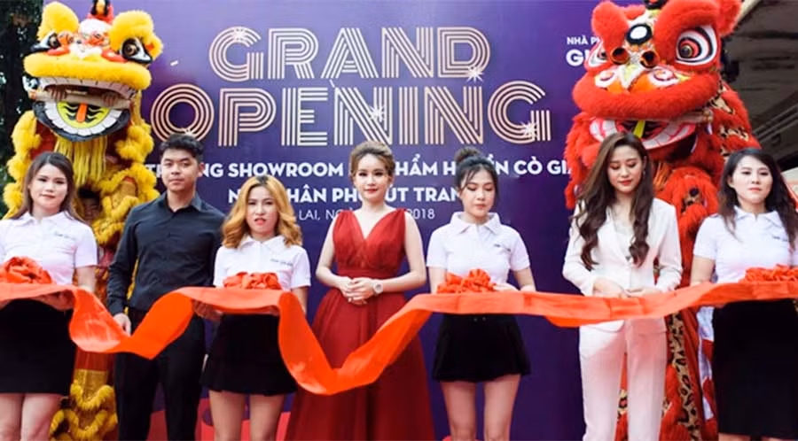 Á Hậu – Doanh nhân Huyền Cò cùng với Ban giám đốc và Nhà phân phối Gia Lai chuẩn bị thực hiện nghi thức cắt băng khánh thành trang trọng.