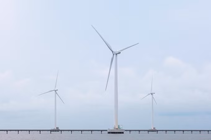 Từ trung tâm thành phố Bạc Liêu bạn đi theo đường Cao Văn Lầu ra phía biển sẽ đến địa phận ấp Biển Đông A, xã Vĩnh Trạch Đông, quãng đường khoảng 20 km. Đứng từ quảng trường thành phố hoặc nhà hát 3 nón lá du khách đã có thể nhìn thấy những trụ turbine lắp cánh quạt khổng lồ in trên nền trời.