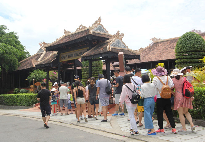 Nhiều du khách Trung Quốc đến Nha Trang, sau đó ở lại lao động trái phép