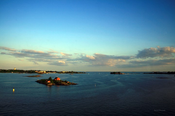 Những người hàng xóm trên những đảo nhỏ sẽ đến thăm nhau bằng những chiếc thuyền.