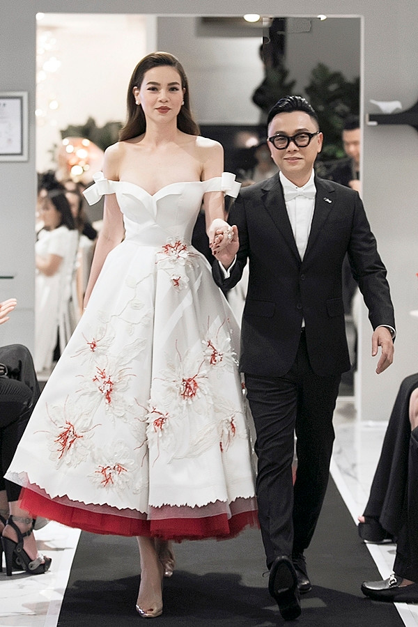 Hồ Ngọc Hà đảm nhận vai trò vedette giới thiệu bộ sưu tập mới của nhà thiết kế Công Trí vào tối 29/10 tại TP HCM. Hồ Ngọc Hà đảm nhận vai trò vedette giới thiệu bộ sưu tập mới của nhà thiết kế Công Trí vào tối 29/10 tại TP HCM.