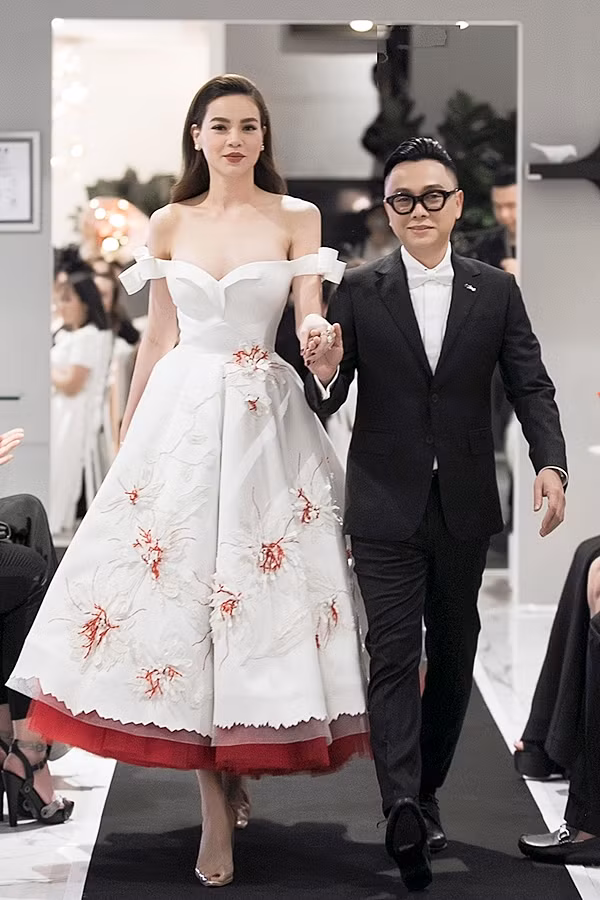 Hồ Ngọc Hà đảm nhận vai trò vedette giới thiệu bộ sưu tập mới của nhà thiết kế Công Trí vào tối 29/10 tại TP HCM.