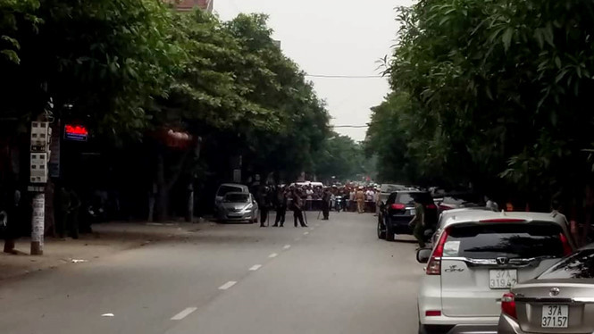 Công an tỉnh Nghệ An phong tỏa con đường dẫn đến nhà nghi phạm đang ôm lựu đạn cố thủ ẢNH KHÁNH HOAN