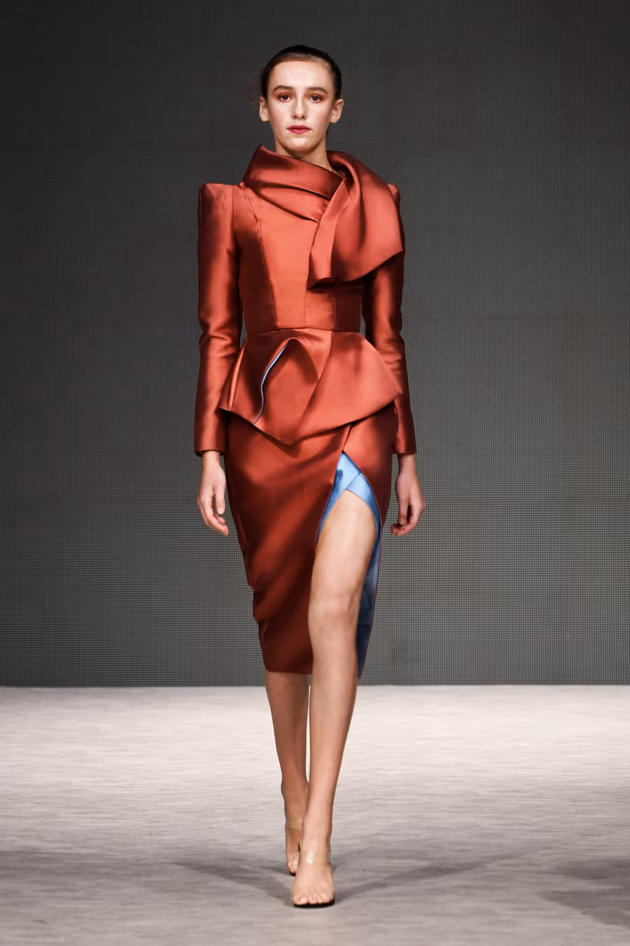 Kỹ thuật gấp nếp ở phần cổ áo lấy cảm hứng từ kết cấu trang phục truyền thống Chuba của người phụ nữ xứ Tây Tạng. Một trong những điều đặc biệt trong bộ sưu tập chính là sự ẩn hiện của lớp vải lót màu sắc nổi bật bên trong tạo điểm nhấn trên từng thiết kế. 