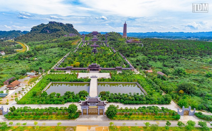  Chùa Bái Đính là một quần thể chùa chiền nằm trên núi Bái Đính ở xã Gia Sinh, huyện Gia Viên, cách cố đô Hoa Lư 5km về phía Tây Bắc, cách thành phố Ninh Bình 12km. 