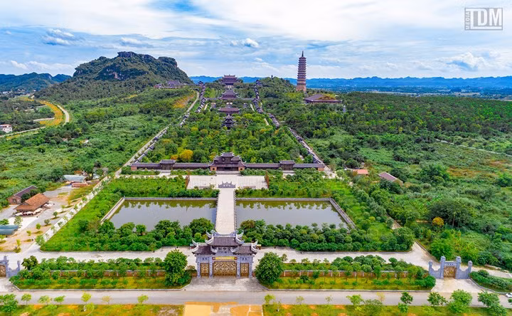  Chùa Bái Đính là một quần thể chùa chiền nằm trên núi Bái Đính ở xã Gia Sinh, huyện Gia Viên, cách cố đô Hoa Lư 5km về phía Tây Bắc, cách thành phố Ninh Bình 12km. 