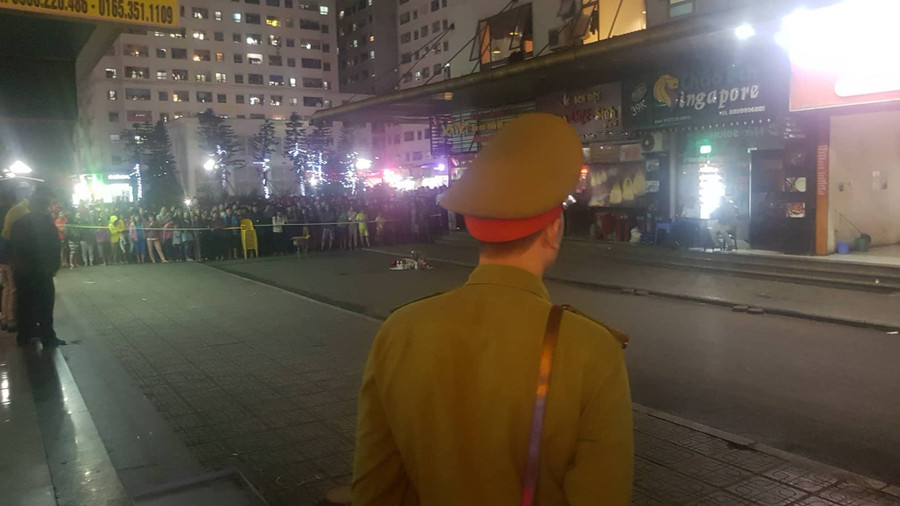 Hiện trường vụ bé sơ sinh rơi từ chung cư Linh Đàm vào tối 18/10. Ảnh: K.Trung Hiện trường vụ bé sơ sinh rơi từ chung cư Linh Đàm vào tối 18/10. Ảnh: K.Trung