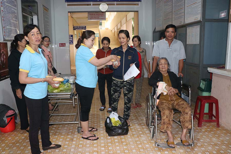  Sáng thứ năm hàng tuần, CLB Tấm Lòng Vàng An Khê tổ chức tặng cháo, bánh mì, sữa cho người bệnh đang điều trị tại Trung tâm Y tế huyện Đak Pơ. Ảnh: Ngọc Minh
