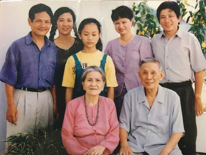 Giáo sư Nguyễn Minh Thuyết thời trẻ (ngoài cùng bên phải) cùng cha mẹ (ngồi) và người thân trong gia đình Giáo sư Nguyễn Minh Thuyết thời trẻ (ngoài cùng bên phải) cùng cha mẹ (ngồi) và người thân trong gia đình