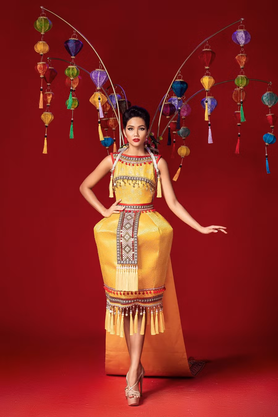 Trong quá trình thực hiện trang phục, phần váy dáng lồng đèn đòi hỏi kỹ thuật xử lý cao nên bộ đôi mất khá nhiều thời gian. Ngoài ra, nhà thiết kế Thuận Việt cũng góp ý về phần đuôi váy phía sau nên được dệt thủ công để mang lại hiệu quả thẩm mỹ cao, đồng thời chỉnh phần dưới ôm sát để tôn dáng hơn.