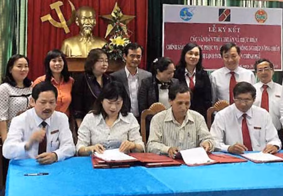  Lãnh đạo Hội Nông dân tỉnh, Hội Liên hiệp Phụ nữ tỉnh và Agribank Gia Lai ký kết chương trình hỗ trợ hội viên vay vốn sản xuất. Ảnh: Đ.Y