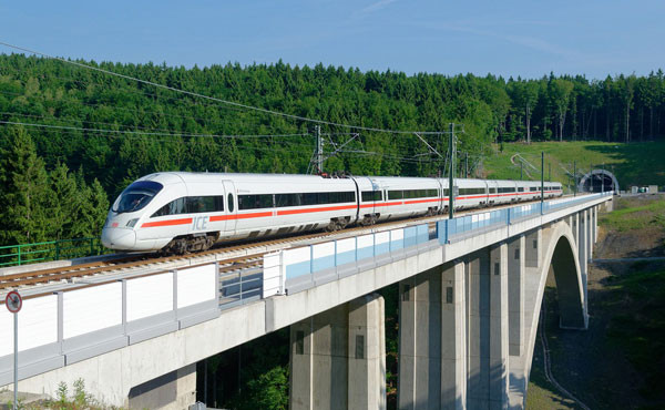 Tàu tốc độ cao chạy từ Berlin đến Munich (Đức)