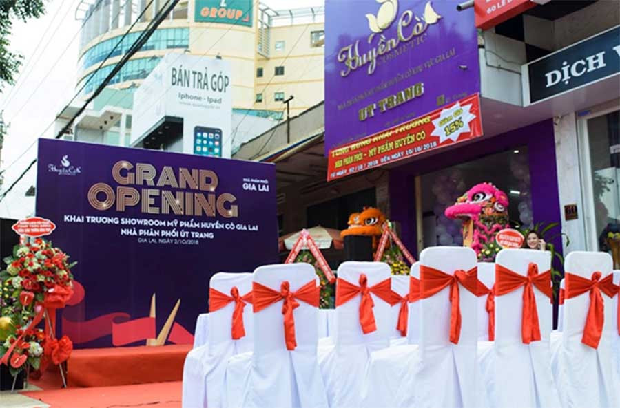 Không gian tổ chức buổi khai trương Showroom Mỹ phẩm Huyền Cò độc quyền tại Gia Lai được trang trí vô cùng sang trọng và thu hút tại 60 Lê Duẩn-TP.Pleiku – tỉnh Gia Lai.