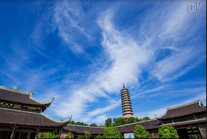 Điện Tam Thế là một toà cao, rộng, đồ sộ nhất ở khu chùa Bái Đính, nằm trên đồi cao nhất vùng, chiều cao tới nóc 34m, dài 59,1m, rộng hơn 40m, diện tích trong nhà 2.364m2. 