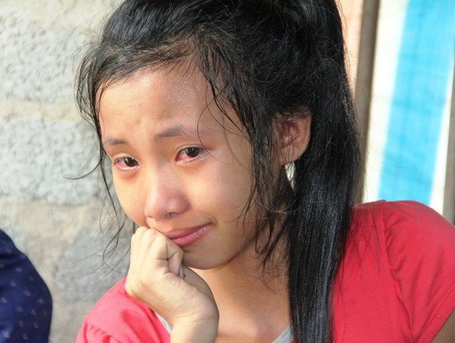  Linh bật khóc trước tình cảnh nghiệt ngã của mình.