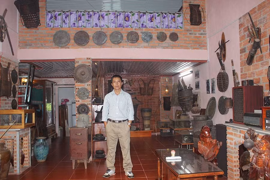  Nguyễn Thế Phiệt bên “bảo tàng tư nhân” của mình. Ảnh: Phùng Sơn