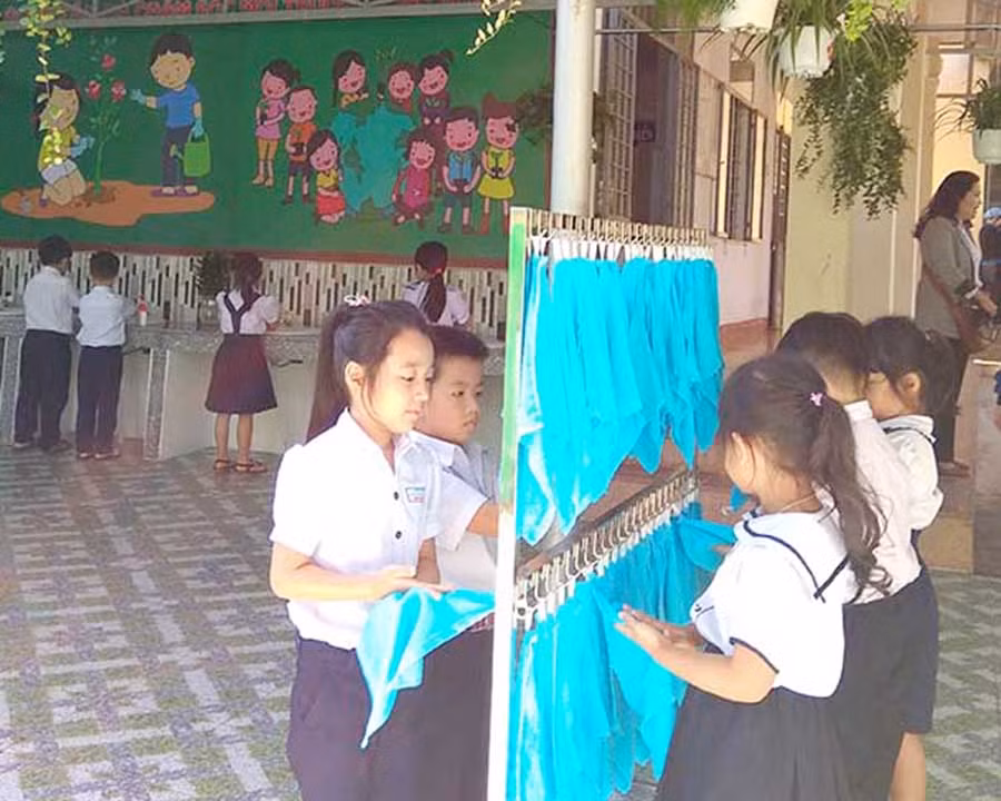  Nhà vệ sinh thân thiện của Trường Tiểu học Võ Thị Sáu có không gian thoáng mát, sạch sẽ. Ảnh: L.L