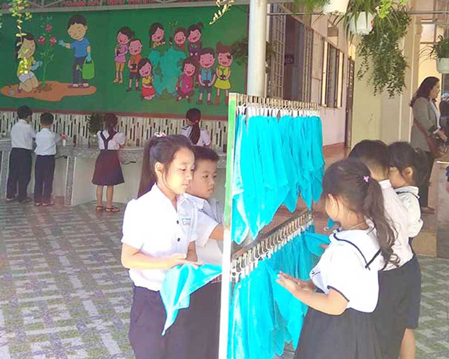 Nhà vệ sinh thân thiện của Trường Tiểu học Võ Thị Sáu có không gian thoáng mát, sạch sẽ. Ảnh: L.L  Nhà vệ sinh thân thiện của Trường Tiểu học Võ Thị Sáu có không gian thoáng mát, sạch sẽ. Ảnh: L.L