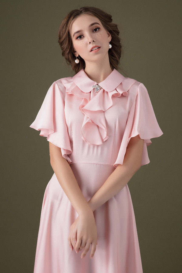 Nhà thiết kế sinh năm 1992 chia sẻ, trang phục của cô phù hợp cho các phù dâu, cô dâu thích sự đơn giản hoặc dành cho phái đẹp mặc đi tiệc. Nhà thiết kế sinh năm 1992 chia sẻ, trang phục của cô phù hợp cho các phù dâu, cô dâu thích sự đơn giản hoặc dành cho phái đẹp mặc đi tiệc.