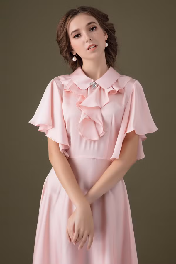 Nhà thiết kế sinh năm 1992 chia sẻ, trang phục của cô phù hợp cho các phù dâu, cô dâu thích sự đơn giản hoặc dành cho phái đẹp mặc đi tiệc.