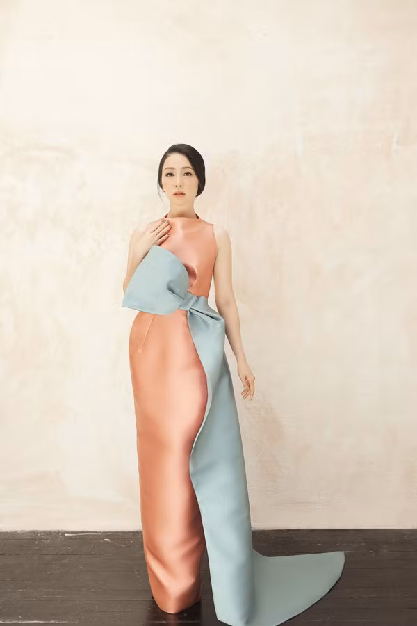 Bộ ảnh được thực hiện với sự hỗ trợ của nhiếp ảnh Kim Bánh Trôi Nước, trang điểm và làm tóc Quân Nguyễn, Pu Lê. Bộ ảnh được thực hiện với sự hỗ trợ của nhiếp ảnh Kim Bánh Trôi Nước, trang điểm và làm tóc Quân Nguyễn, Pu Lê.