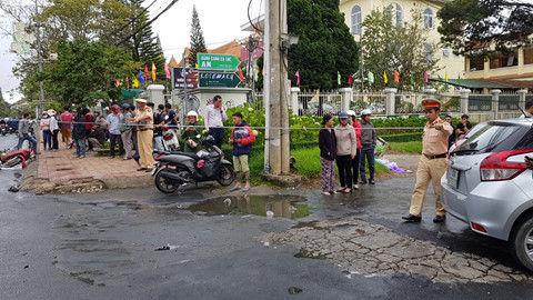 CSGT lập biên bản hiện trường. Ảnh: LÂM VIÊN CSGT lập biên bản hiện trường LÂM VIÊN