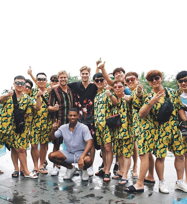 Cả ba rất bất ngờ khi được một nhóm du khách mời chụp ảnh cùng. Ảnh: Khari Oriogun Cả ba rất bất ngờ khi được một nhóm du khách mời chụp ảnh cùng. Ảnh: Khari Oriogun