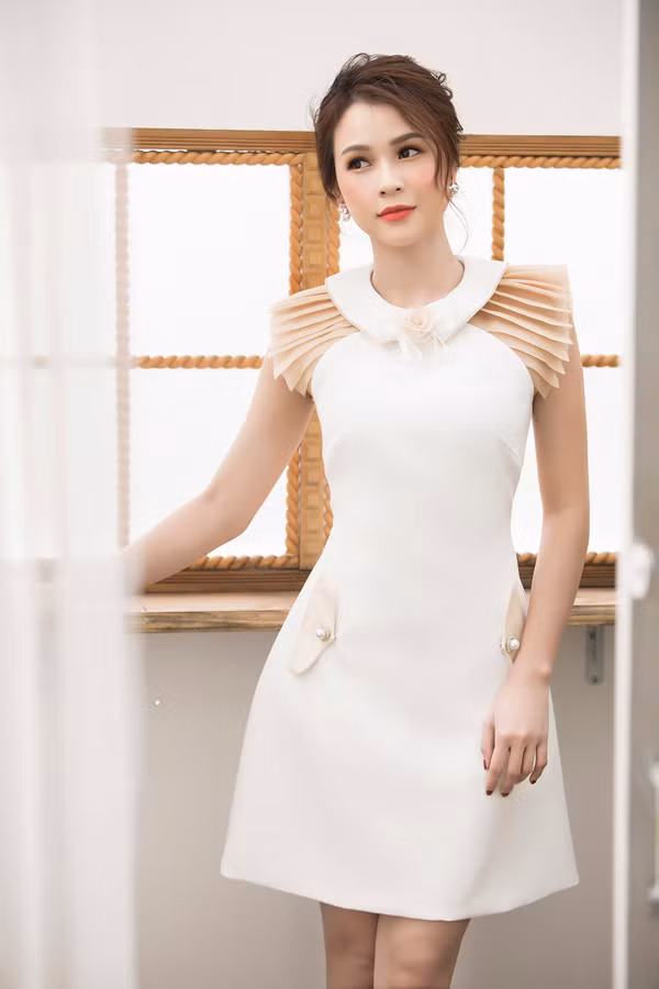 'Cựu hot girl Sài Thành' khẳng định, cô ưu tiên lựa chọn những thiết kế đơn giản, thoải mái nhưng thể hiện đúng phong cách thanh lịch mà mình đang theo đuổi.