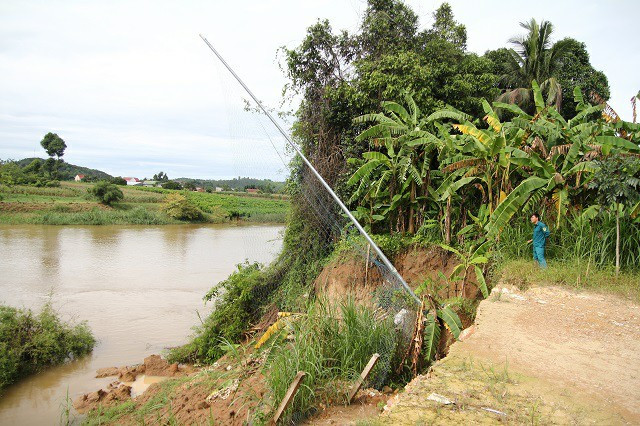 Một phần diện tích đất của gia đình bà Ấn bị sạt lở do tàu hút cát tái hoạt động.