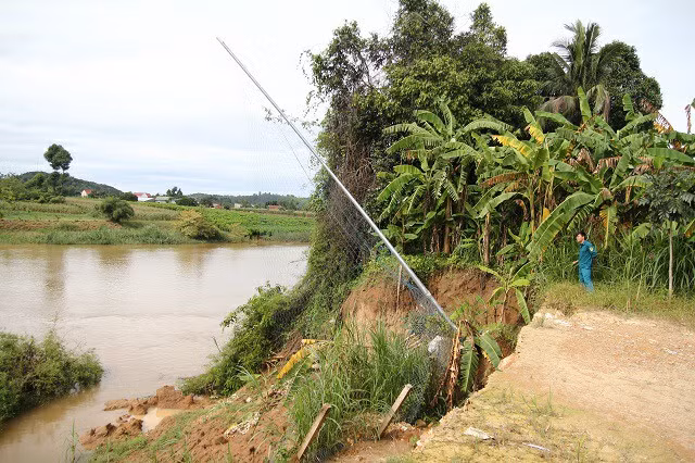 Một phần diện tích đất của gia đình bà Ấn bị sạt lở do tàu hút cát tái hoạt động.