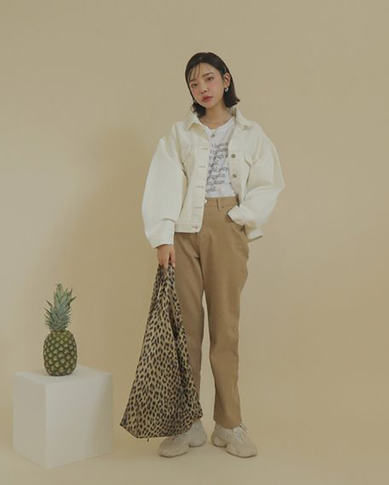 Ngoài các kiểu váy áo mang tính tiện dụng cao, vải in hoạ tiết da beo còn được dùng để sản xuất các mẫu túi vải thời trang dễ phối đồ.