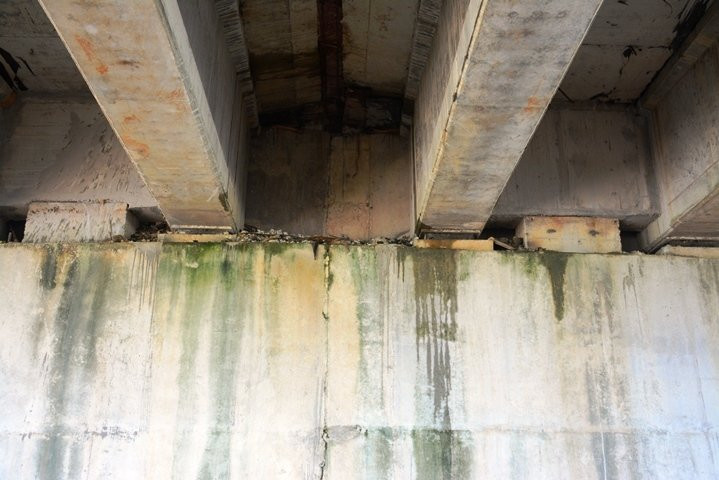  Phần dầm cầu tại thôn Phú Lễ 1, nước mưa thấm xuống nhiều vị trí