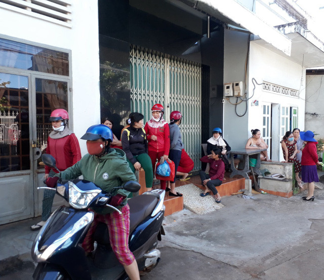 Hàng chục người dân tập trung trước cửa nhà bà H. để đòi nợ Hàng chục người dân tập trung trước cửa nhà bà H. để đòi nợ