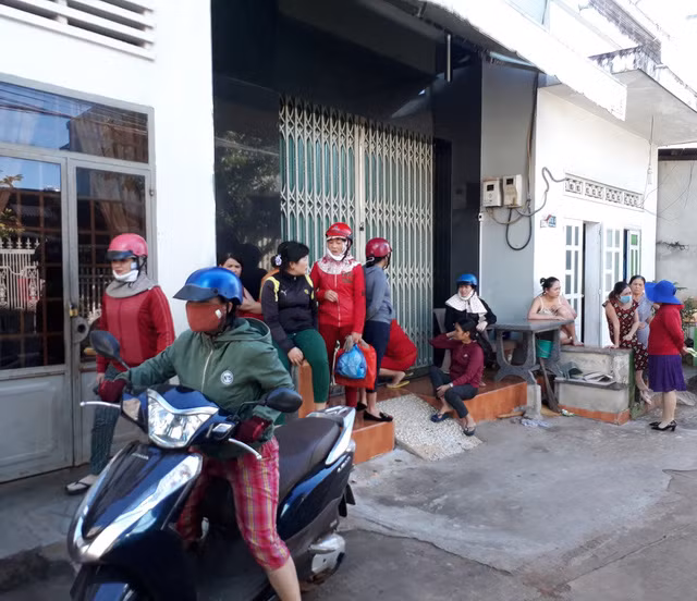 Hàng chục người dân tập trung trước cửa nhà bà H. để đòi nợ