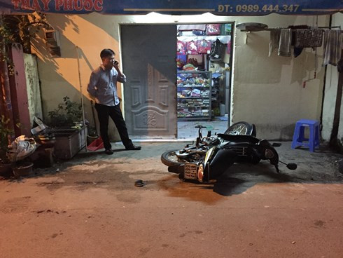 Một thầy giáo dạy tiểu học bị đâm chất vì nhắc nhở hàng xóm nhậu và hát karaoke gây ồn ào.