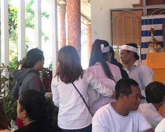  Nhiều người đến chia buồn với gia đình bà Nhung